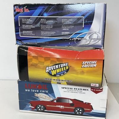 LOT 118: 1:27 Scale Model Vehicles: 3 in Box