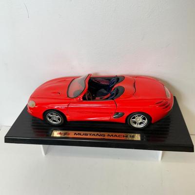 LOT 118: 1:27 Scale Model Vehicles: 3 in Box