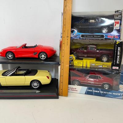 LOT 118: 1:27 Scale Model Vehicles: 3 in Box