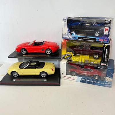 LOT 118: 1:27 Scale Model Vehicles: 3 in Box