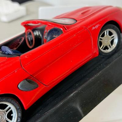 LOT 118: 1:27 Scale Model Vehicles: 3 in Box