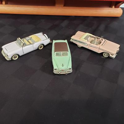 LOT 152: Classic Cars of the Fifties by Franklin Mint with Display Shelf