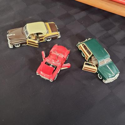 LOT 152: Classic Cars of the Fifties by Franklin Mint with Display Shelf
