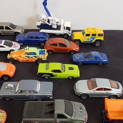 LOT 157: Large Selection of Matchbox Sized Vehicles