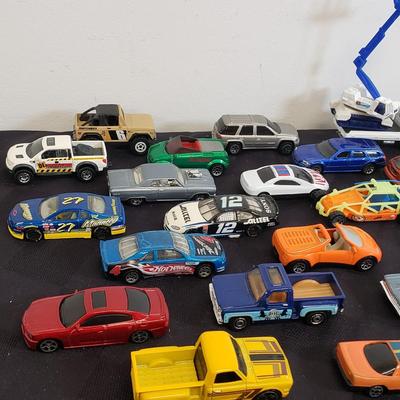 LOT 157: Large Selection of Matchbox Sized Vehicles