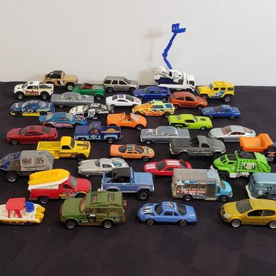 LOT 157: Large Selection of Matchbox Sized Vehicles