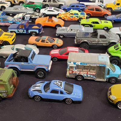 LOT 157: Large Selection of Matchbox Sized Vehicles