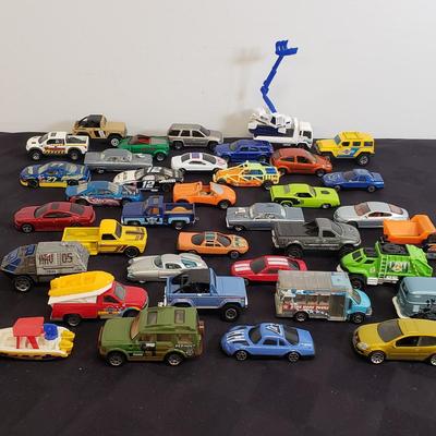LOT 157: Large Selection of Matchbox Sized Vehicles