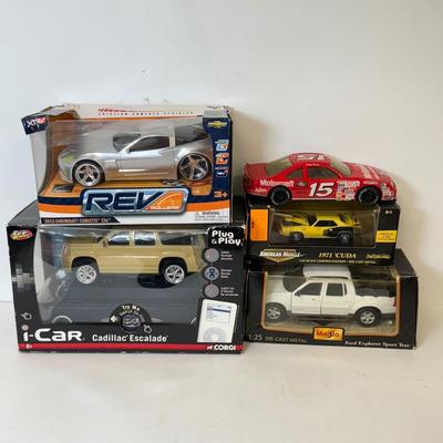 LOT 203: iCar Cadillac Escalade, Ertl American Muscle 1971 Cuba & More