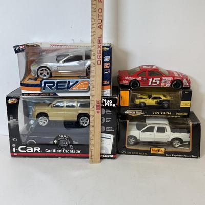 LOT 203: iCar Cadillac Escalade, Ertl American Muscle 1971 Cuba & More