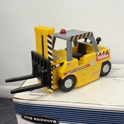 LOT 208: Large Tonka Construction Toy Vehicles