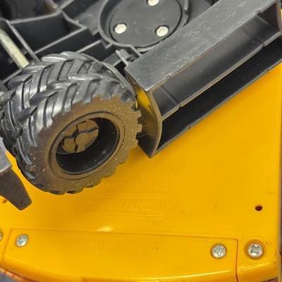 LOT 208: Large Tonka Construction Toy Vehicles