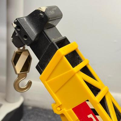 LOT 208: Large Tonka Construction Toy Vehicles