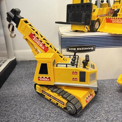 LOT 208: Large Tonka Construction Toy Vehicles