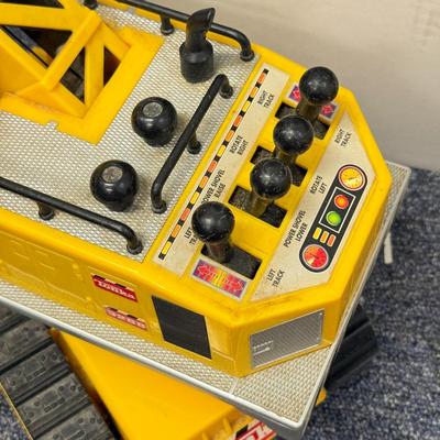 LOT 208: Large Tonka Construction Toy Vehicles