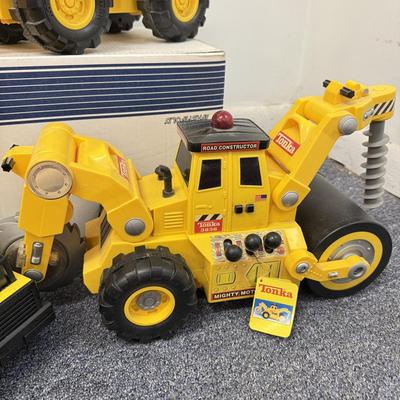 LOT 208: Large Tonka Construction Toy Vehicles