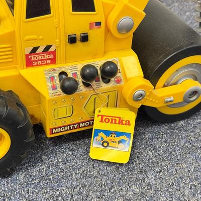 LOT 208: Large Tonka Construction Toy Vehicles