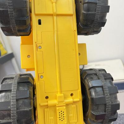 LOT 208: Large Tonka Construction Toy Vehicles