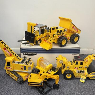 LOT 208: Large Tonka Construction Toy Vehicles