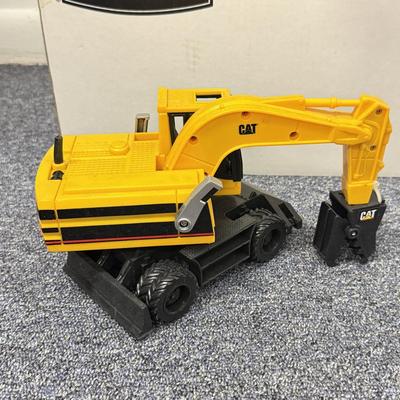 LOT 208: Large Tonka Construction Toy Vehicles
