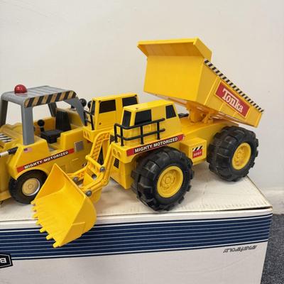LOT 208: Large Tonka Construction Toy Vehicles