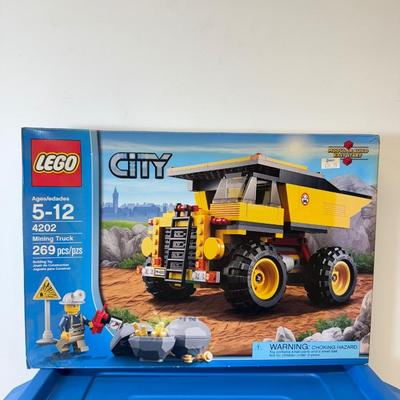 LOT: 214: Lego Collection: 2 Boxes & Bin w/ Loose
