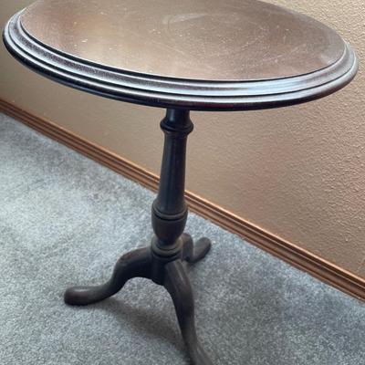 Small round table with digital photo frame