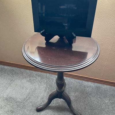 Small round table with digital photo frame