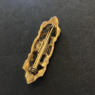 Pretty gold tone brooch with glass stone
