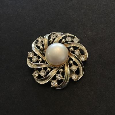Vintage faux pearl brooch