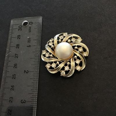 Vintage faux pearl brooch