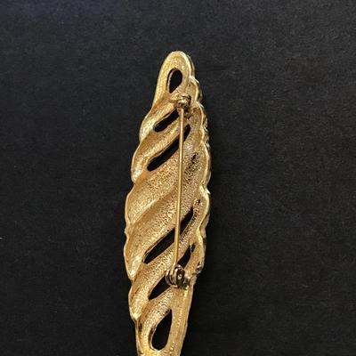Pretty gold tone brooch pin