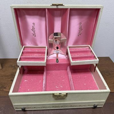 Sale Photo Thumbnail #489: Lined inside, note that music box does not wind or work.