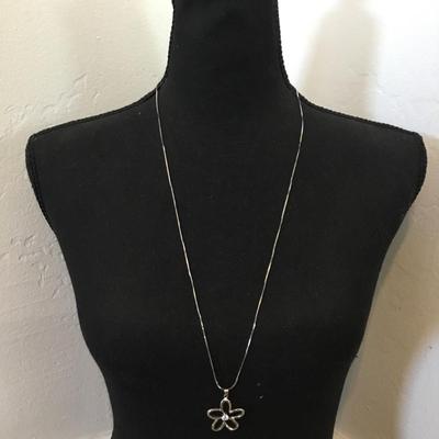 Beautiful daisy crystal Silvertone flower, long chain necklace