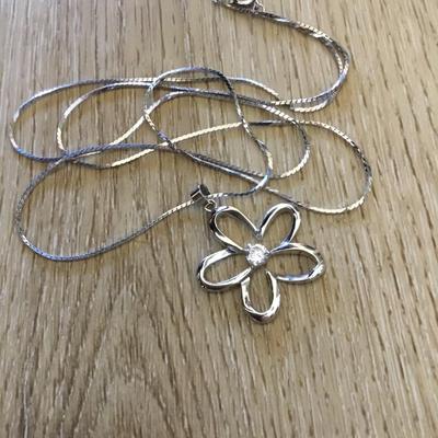 Beautiful daisy crystal Silvertone flower, long chain necklace