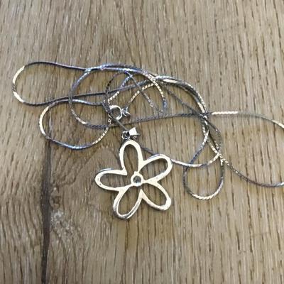 Beautiful daisy crystal Silvertone flower, long chain necklace