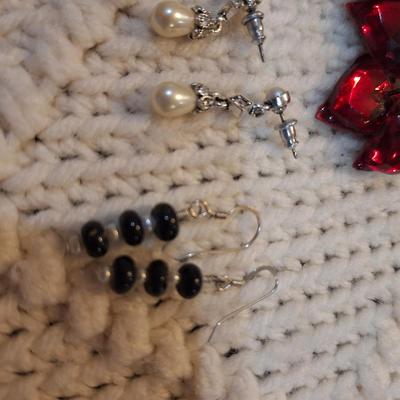 Sale Photo Thumbnail #549: 4 pairs earrings reds and other