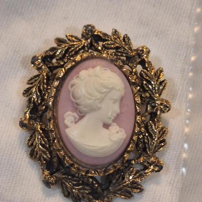 Sale Photo Thumbnail #1112: Cameo brooch