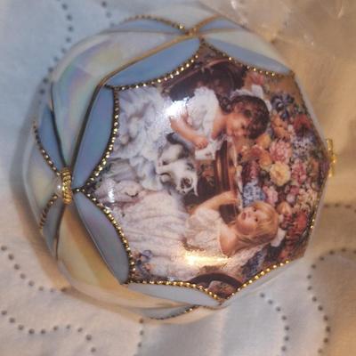 Sale Photo Thumbnail #1181: ceramic music box