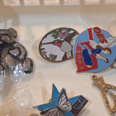Sale Photo Thumbnail #1470: lapel pin bundle
plastic container not included