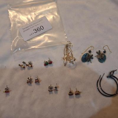 Sale Photo Thumbnail #1577: Earrings bundle