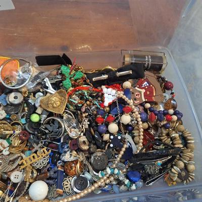 Sale Photo Thumbnail #1585: large collection of broken jewelry, mismatched earrings, various small trinkets