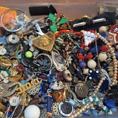 Sale Photo Thumbnail #1587: large collection of broken jewelry, mismatched earrings, various small trinkets