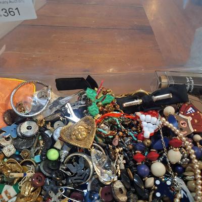Sale Photo Thumbnail #1586: large collection of broken jewelry, mismatched earrings, various small trinkets