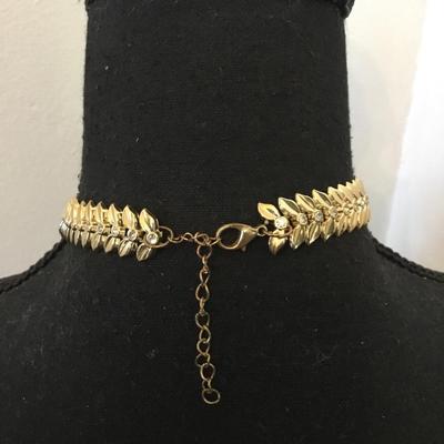 Cool vintage Gold tone, rhinestone leaf choker necklace