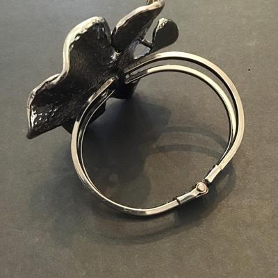 Large gunmetal gray flower clamp bracelet