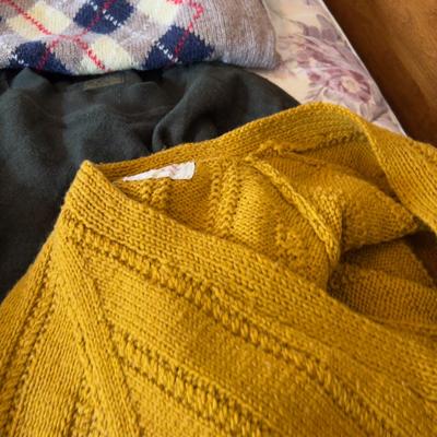 Lot 1 (9) Men's Sweaters Some Wool Some Acrylic 