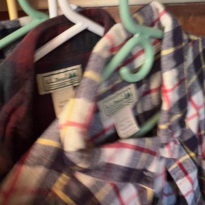LOT 2 - 14 Men's Flannel and Denim Shirts 