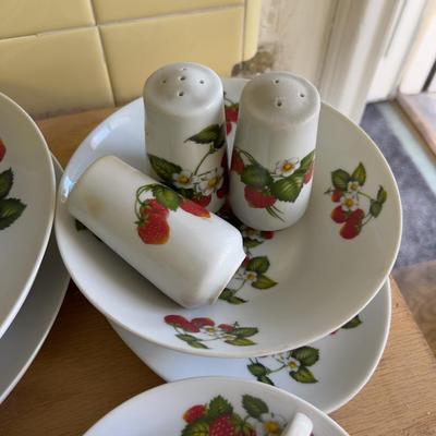 Set of Strawberry Dishes - Darling!! 