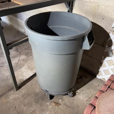 Rubber Maid Garbage Can with Wheels - (garage)